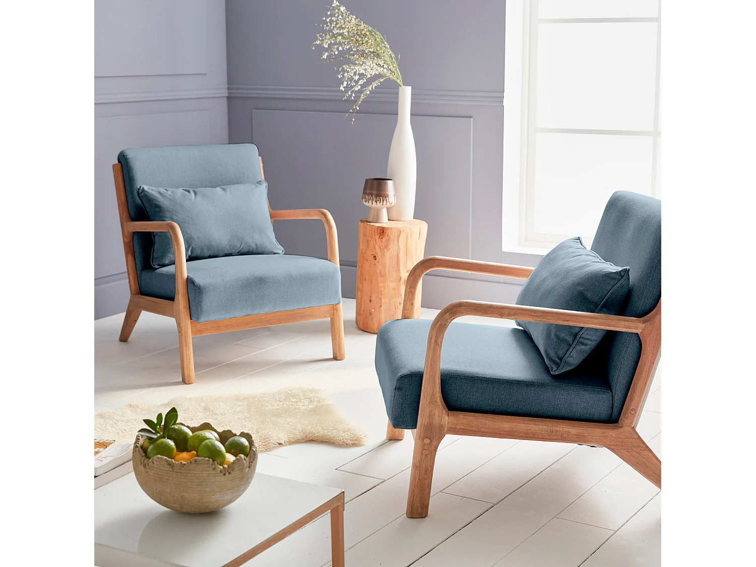 Fauteuil design en bois et tissu. 1 place droit fixe. pieds compas scandinave. assise confortable. structure en bois solide. bleu