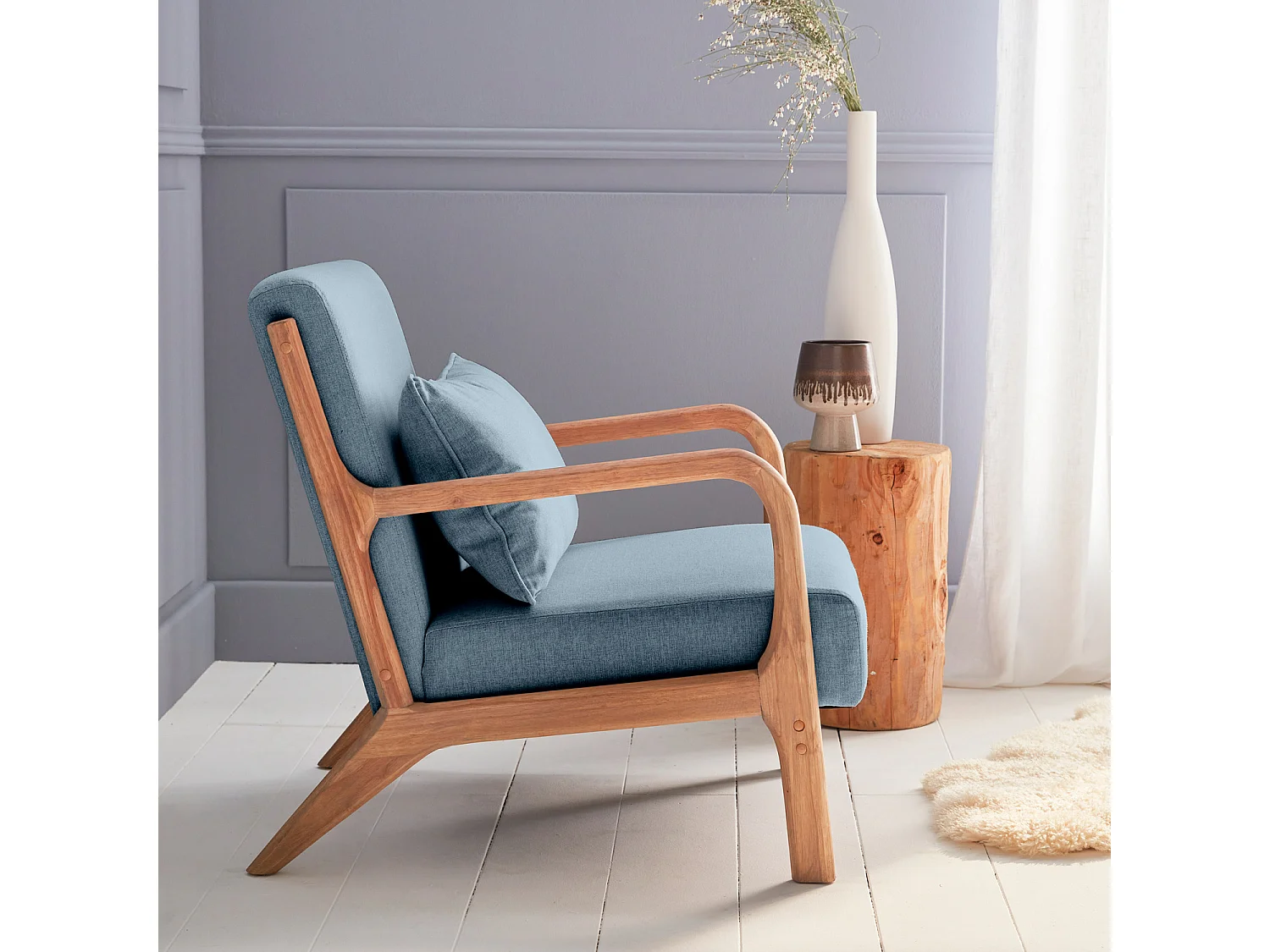 Fauteuil design en bois et tissu. 1 place droit fixe. pieds compas scandinave. assise confortable. structure en bois solide. bleu