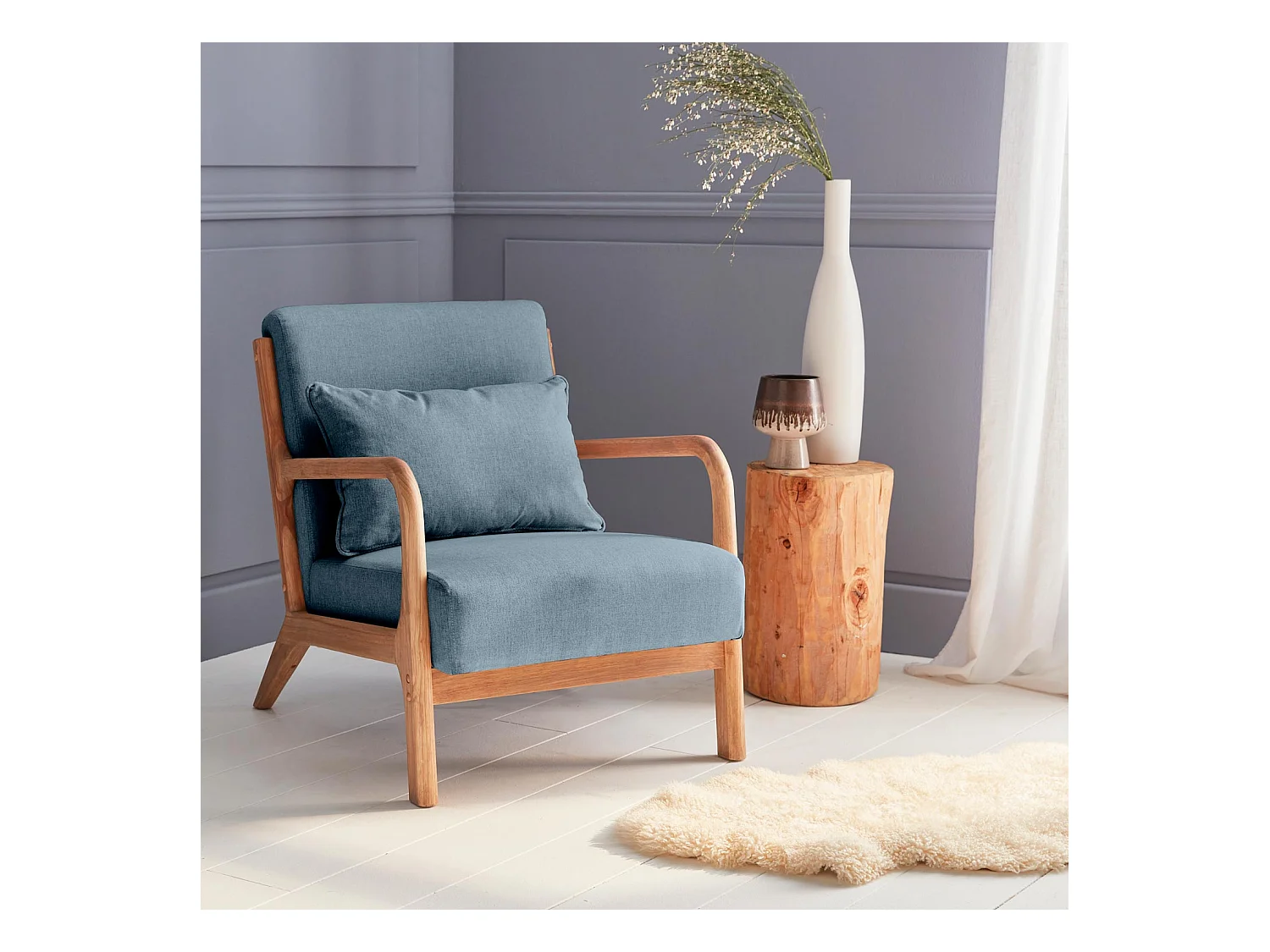 Fauteuil design en bois et tissu. 1 place droit fixe. pieds compas scandinave. assise confortable. structure en bois solide. bleu