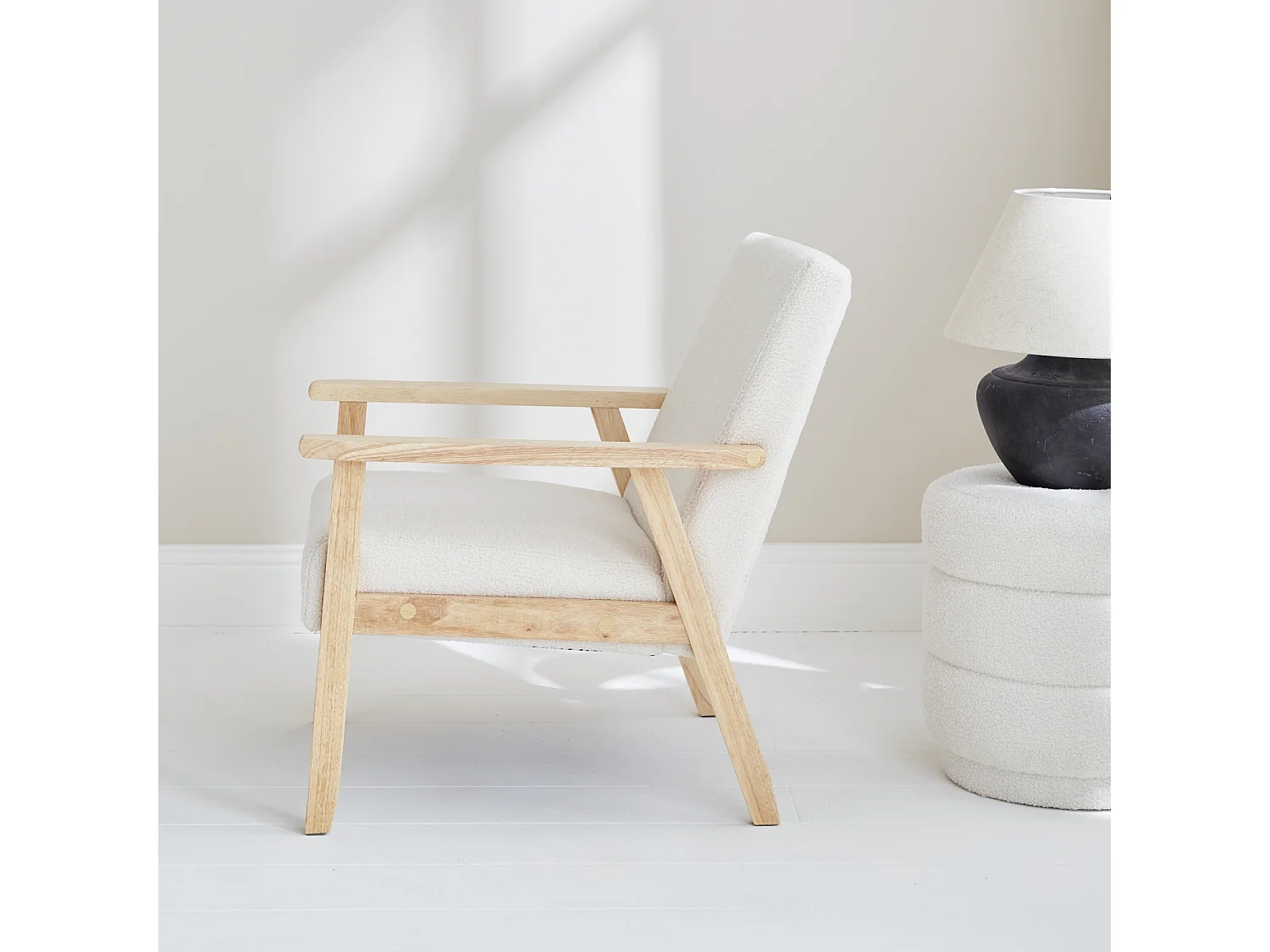 Poltrona scandinava in legno e tessuto bouclé, bouclé bianco