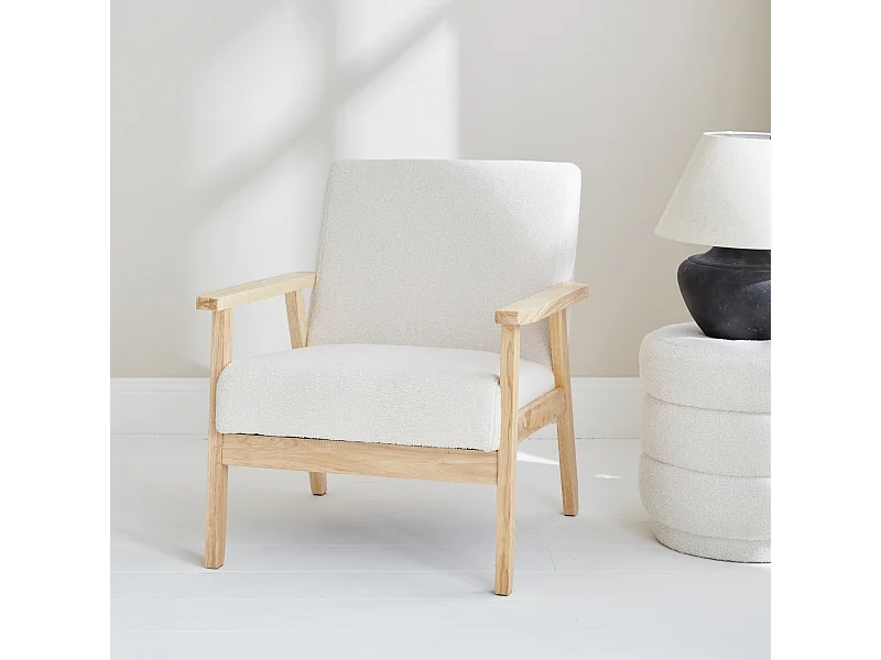 Sillón escandinavo de borreguito y madera de hevea crema