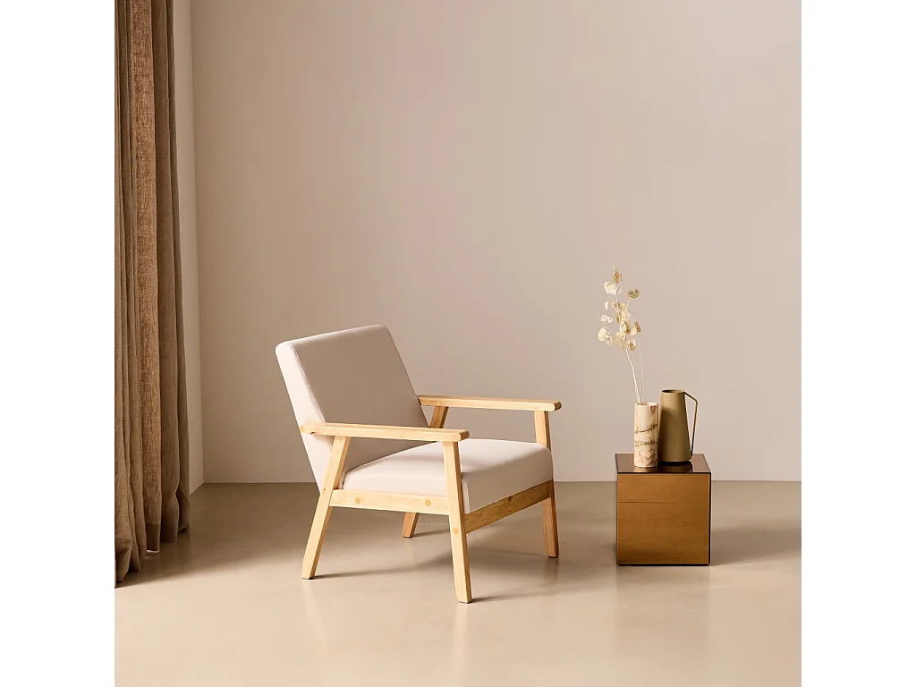 Fauteuil scandinave en bois et tissu crème. Isak. L 64 x P 69.5 x H 73cm