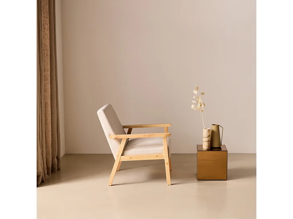 Fauteuil scandinave en bois et tissu crème. Isak. L 64 x P 69.5 x H 73cm