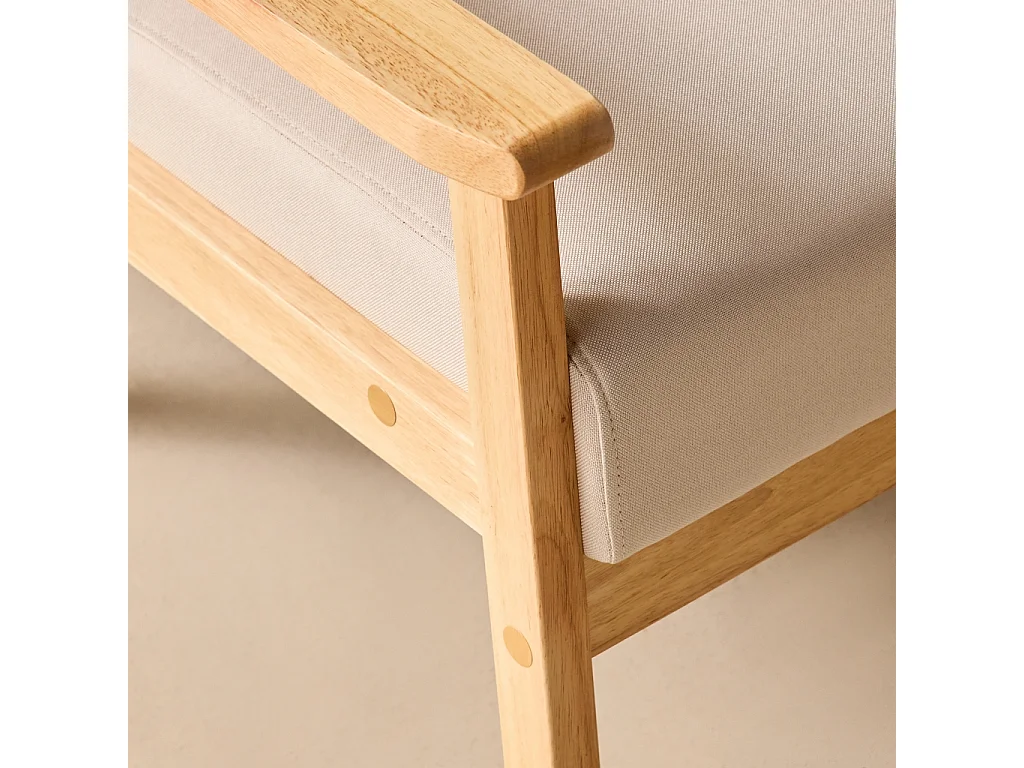 Fauteuil scandinave en bois et tissu crème. Isak. L 64 x P 69.5 x H 73cm