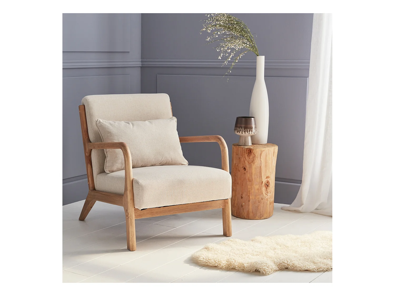 Fauteuil design en bois et tissu. 1 place droit fixe. pieds compas scandinave. structure en bois solide. assise confortable beige