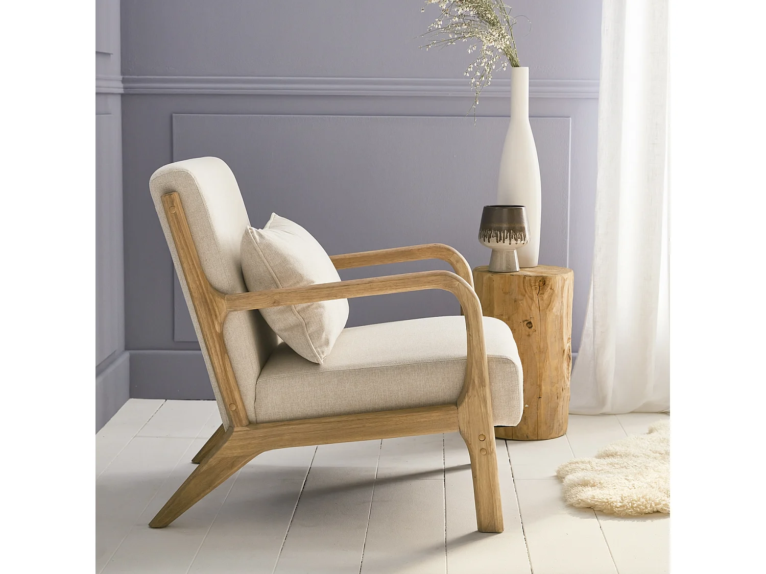 Fauteuil design en bois et tissu. 1 place droit fixe. pieds compas scandinave. structure en bois solide. assise confortable beige