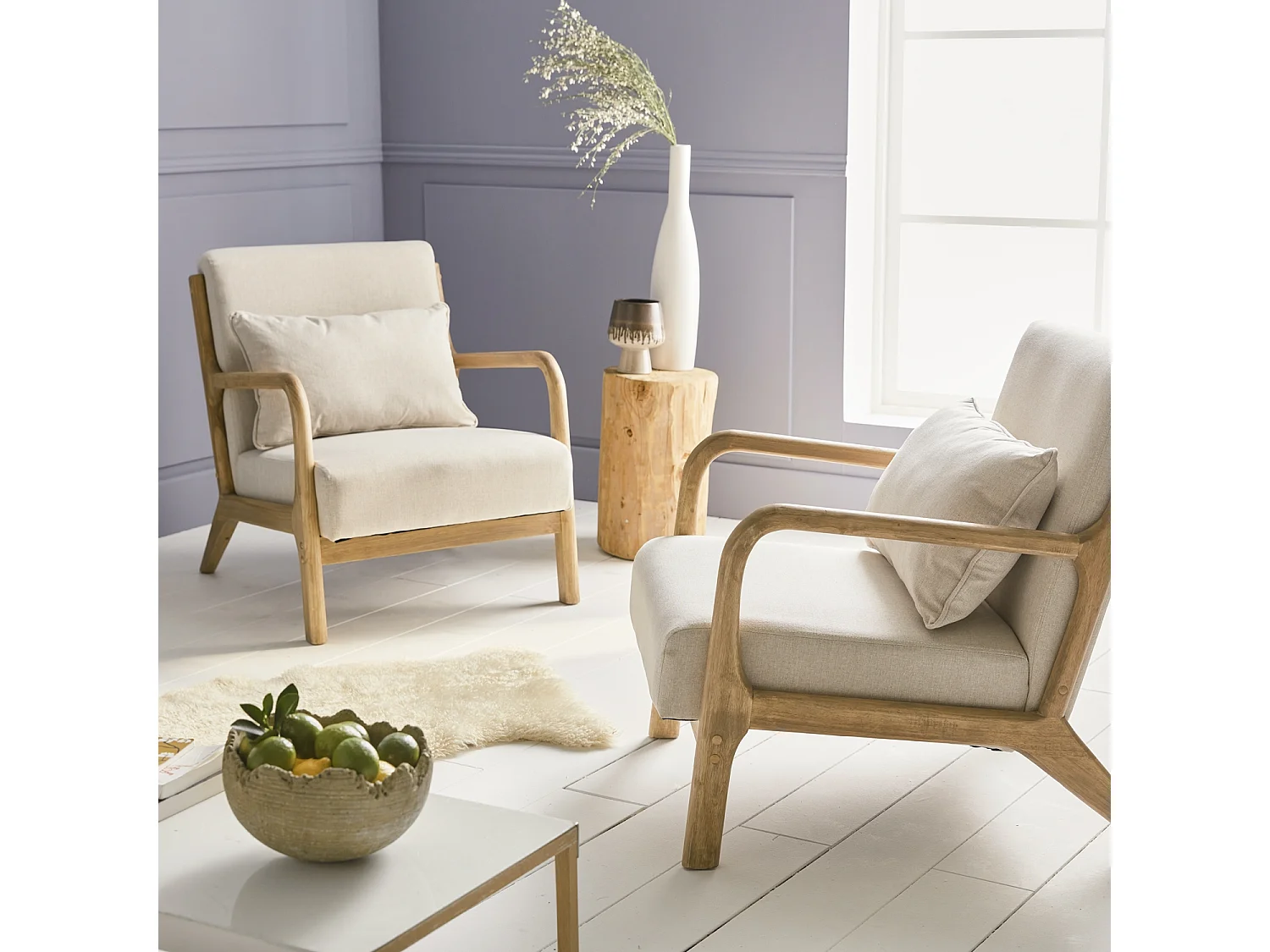 Fauteuil design en bois et tissu. 1 place droit fixe. pieds compas scandinave. structure en bois solide. assise confortable beige