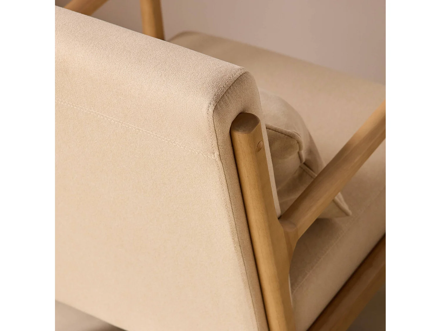 Poltrona scandinava in legno e tessuto con braccioli Beige - 65x80x79 cm