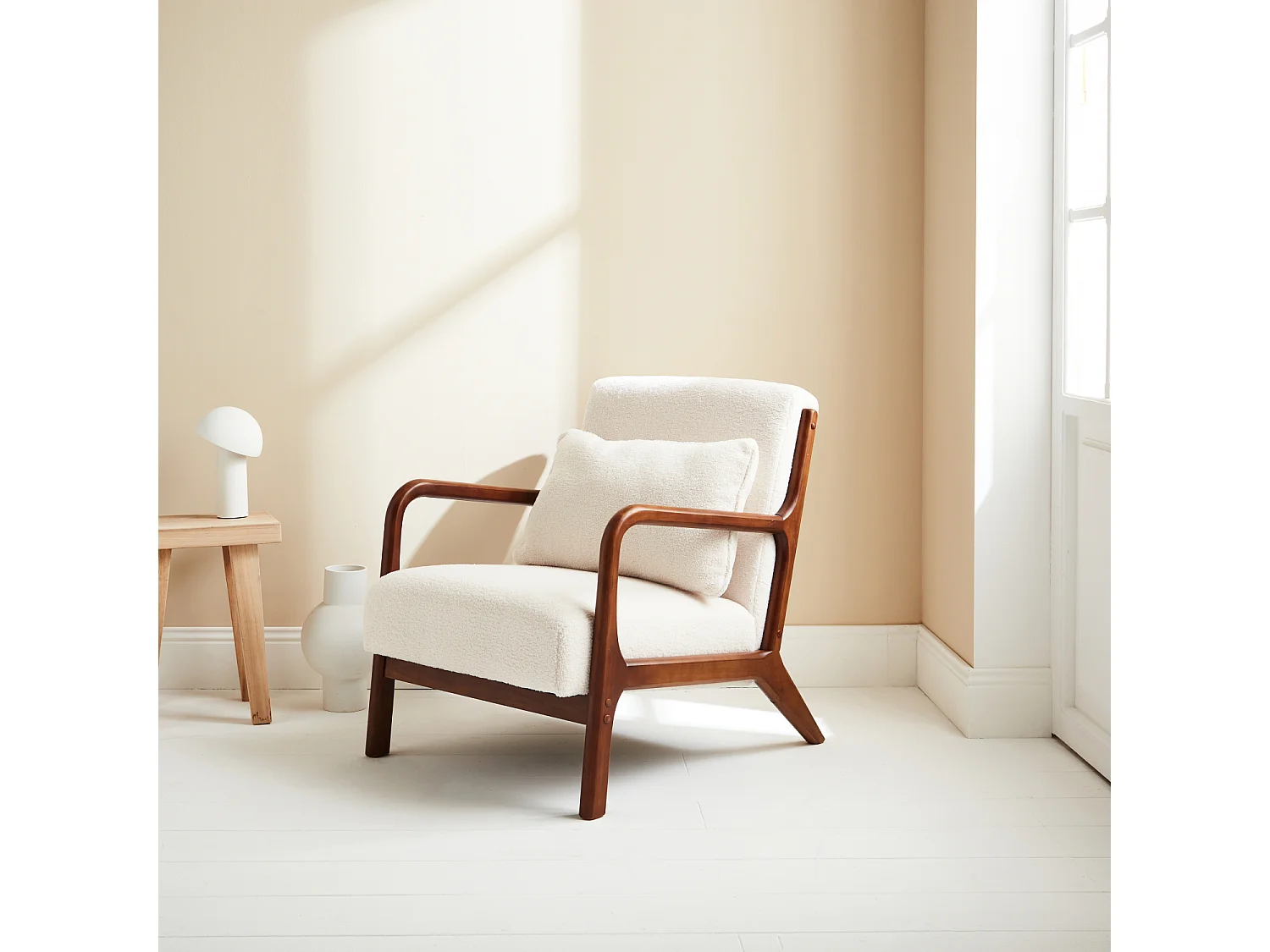 Fauteuil à bouclettes . pieds bois d'hévéa teinté noyer clair. 1 place droit fixe. pieds compas scandinave. structure en bois solide