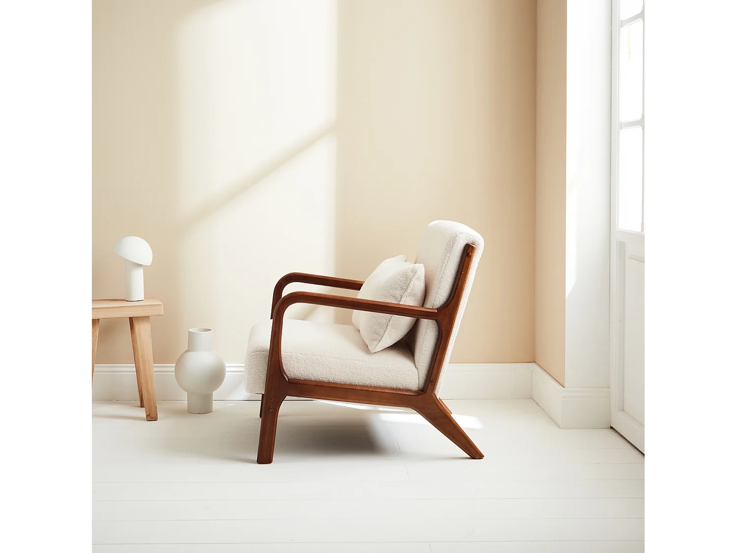 Fauteuil à bouclettes . pieds bois d'hévéa teinté noyer clair. 1 place droit fixe. pieds compas scandinave. structure en bois solide