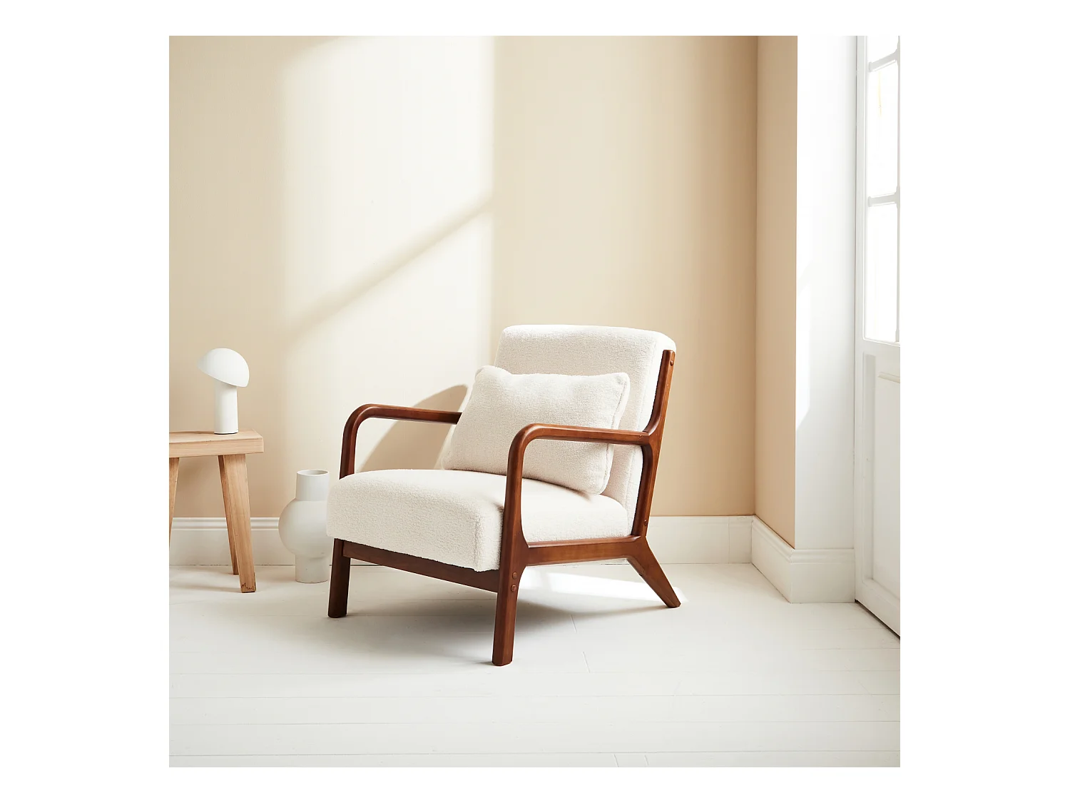 Fauteuil à bouclettes . pieds bois d'hévéa teinté noyer clair. 1 place droit fixe. pieds compas scandinave. structure en bois solide