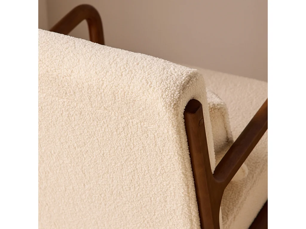 Fauteuil à bouclettes . pieds bois d'hévéa teinté noyer clair. 1 place droit fixe. pieds compas scandinave. structure en bois solide