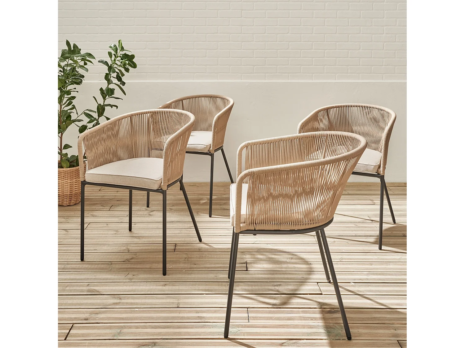 Lot de 4 fauteuils de jardin en corde beige et acier galvanisé. coussin beige