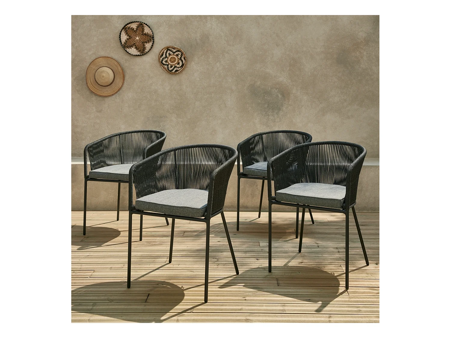 Lot de 4 fauteuils de jardin en corde noire et acier galvanisé. coussin gris