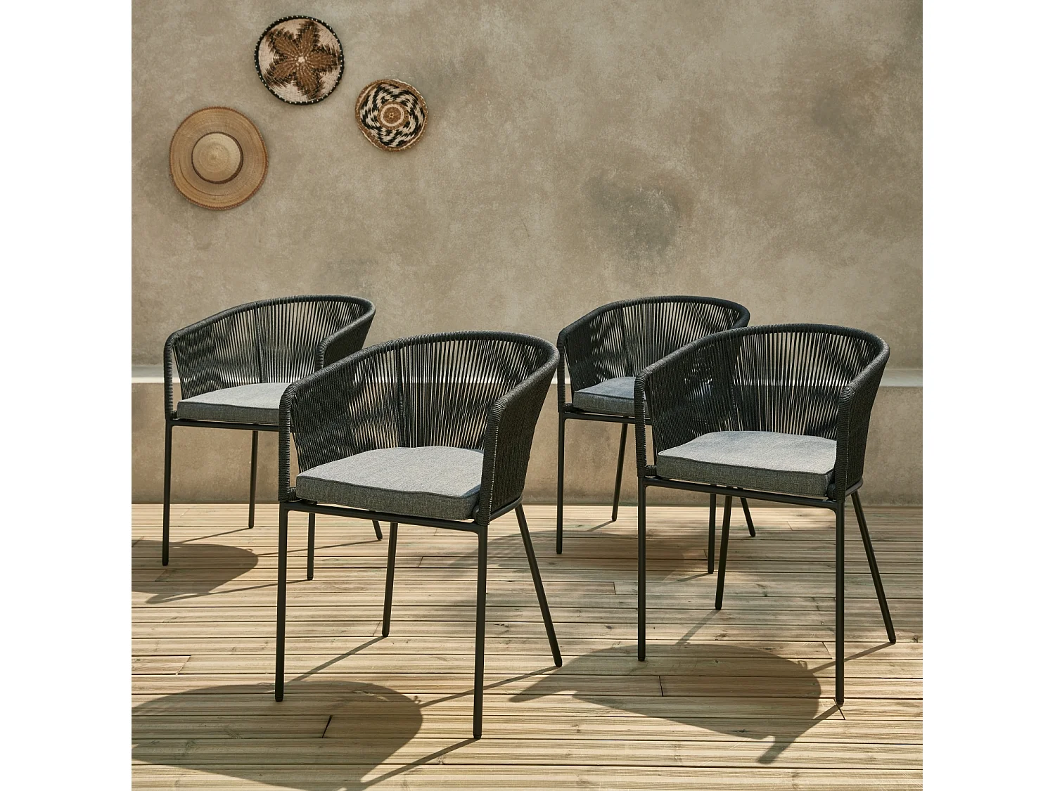 Lot de 4 fauteuils de jardin en corde noire et acier galvanisé. coussin gris