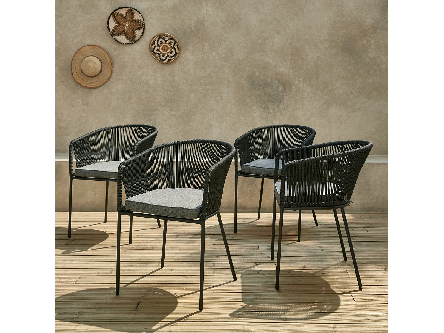 Lot de 4 fauteuils de jardin en corde noire et acier galvanisé. coussin gris