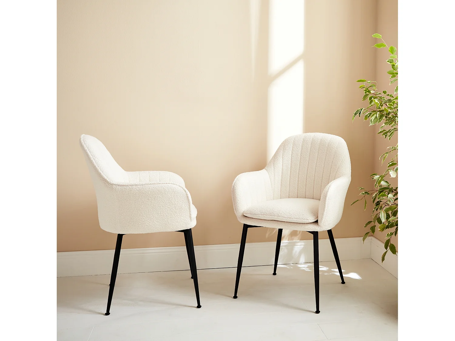 Lot de 2 fauteuils en bouclette et pieds en métal noir mat. Shella L 57 x P 59 x H 84.5