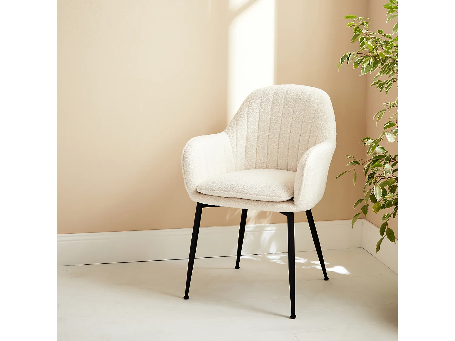 Poltrona in tessuto bouclé con gambe in metallo, bouclé bianco