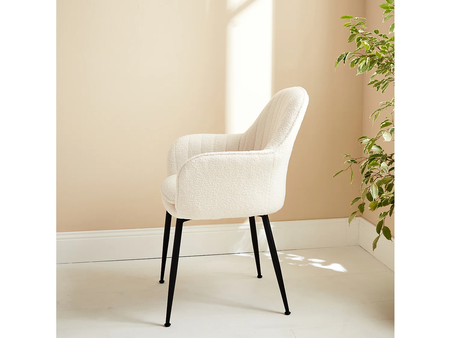 Fauteuil en bouclette et pieds en métal noir mat. Shella L 57x P 59 x H 84.5