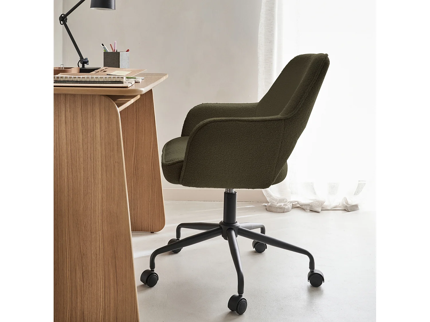 Silla de oficina con ruedas en borreguito y base negra kaki oscuro