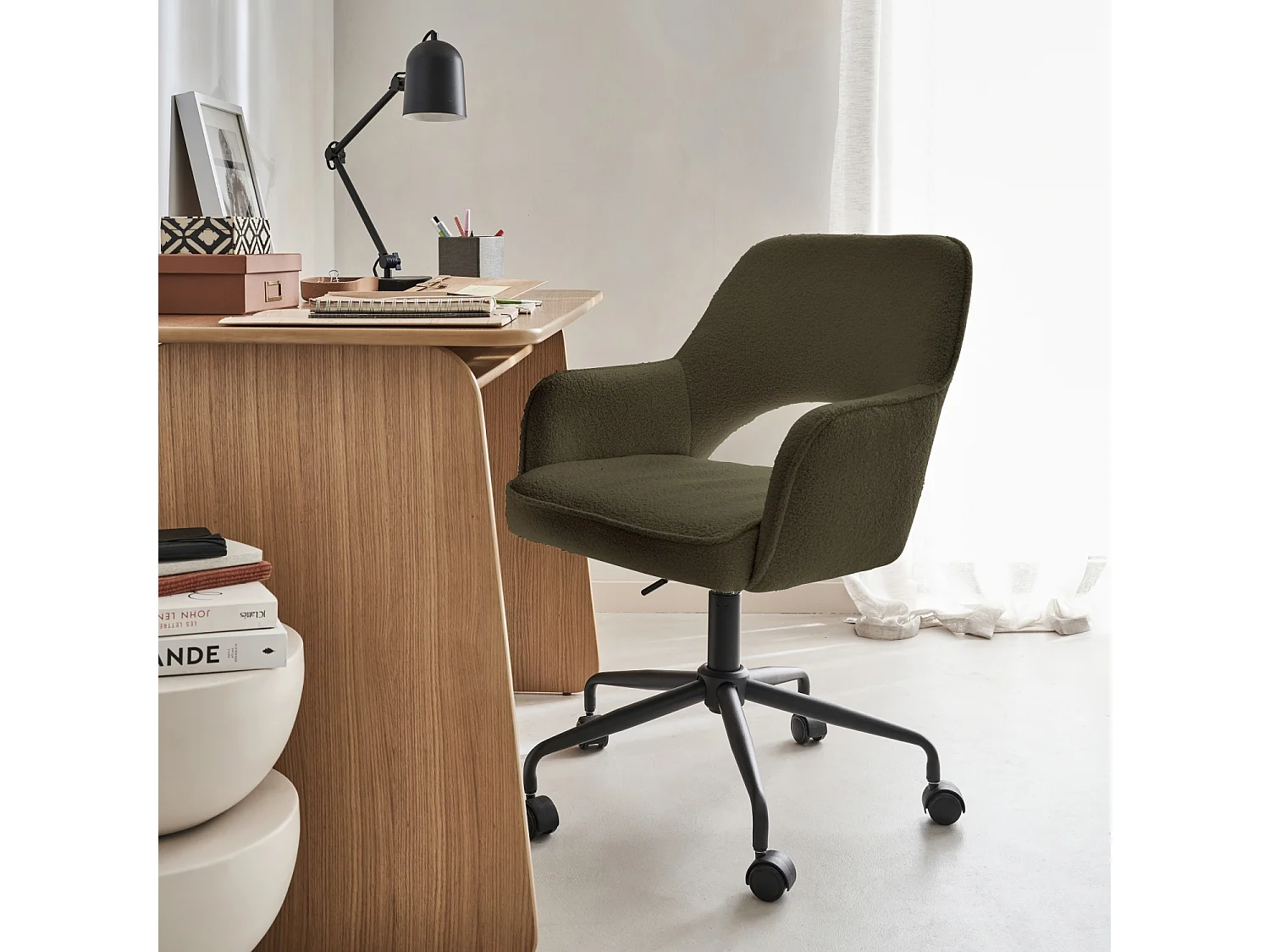 Silla de oficina con ruedas en borreguito y base negra, Caqui oscuro