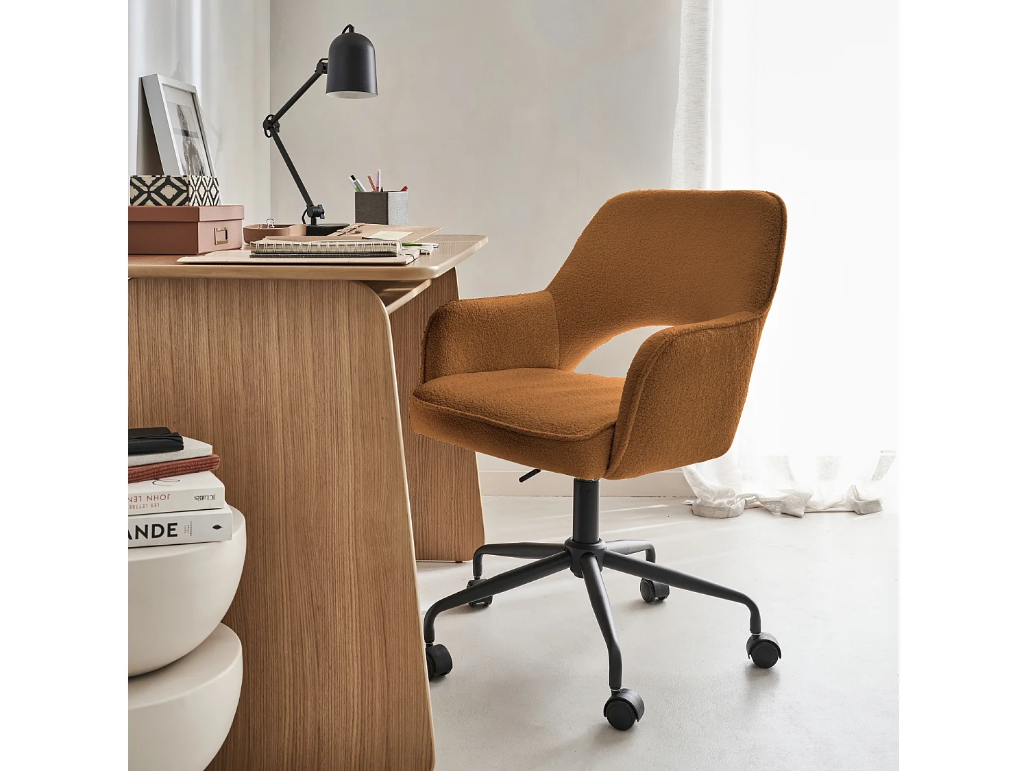 Silla de oficina con ruedas en borreguito y base negra ocre