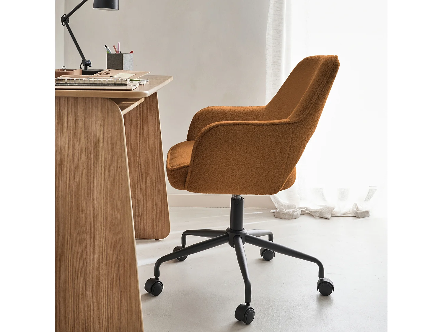 Chaise de bureau à roulettes bouclettes ocre. Jim. L 60 x P 62 x H 89 / 99cm.
