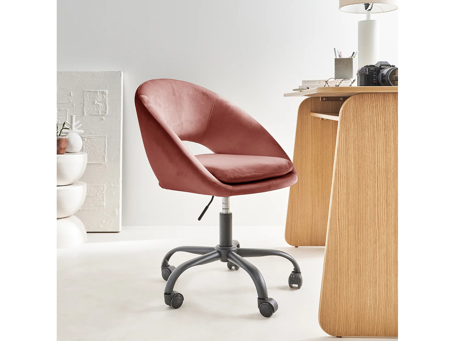 Chaise de bureau ronde à roulettes en velours vieux rose. Pam. L 59 x P 60 x H 79 / 89cm.