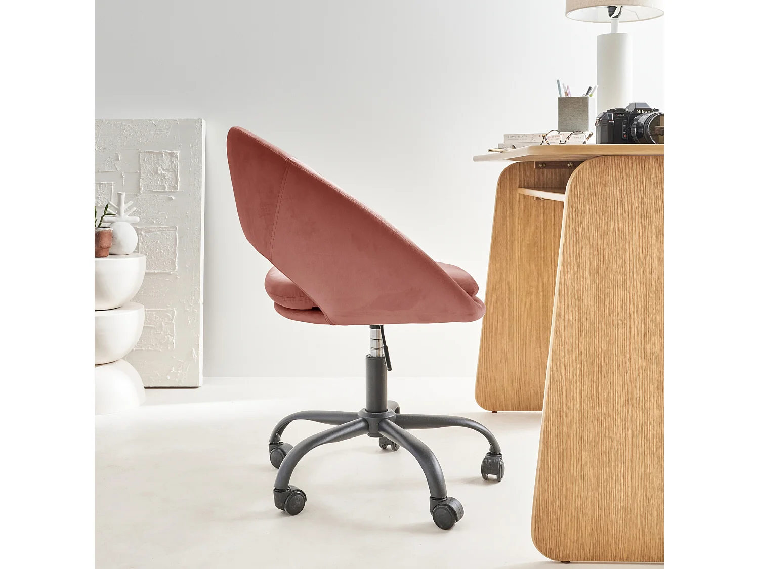 Chaise de bureau ronde à roulettes en velours vieux rose. Pam. L 59 x P 60 x H 79 / 89cm.