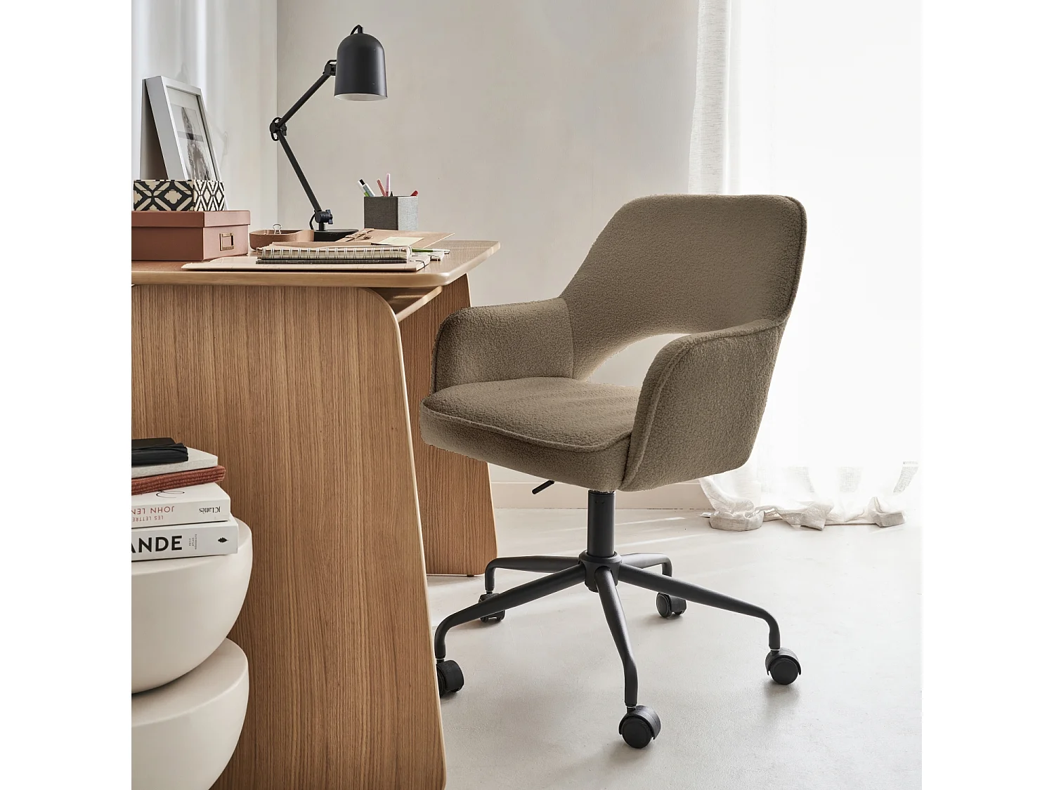 Chaise de bureau à roulettes bouclettes taupe. Jim. L 60 x P 62 x H 89 / 99cm