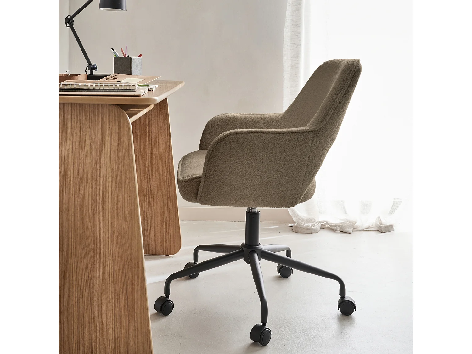 Chaise de bureau à roulettes bouclettes taupe. Jim. L 60 x P 62 x H 89 / 99cm