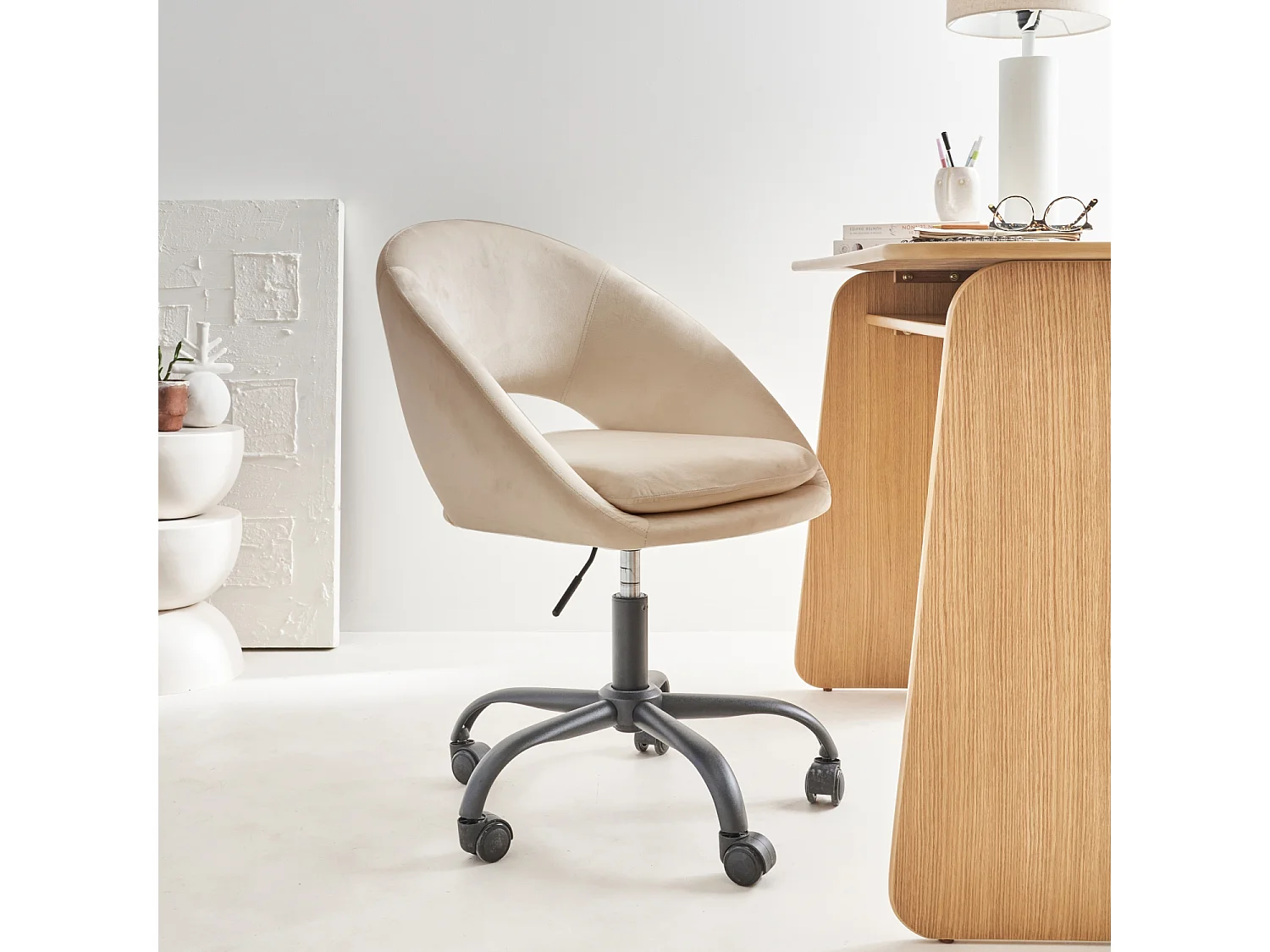 Silla de oficina de terciopelo con ruedas blanco roto