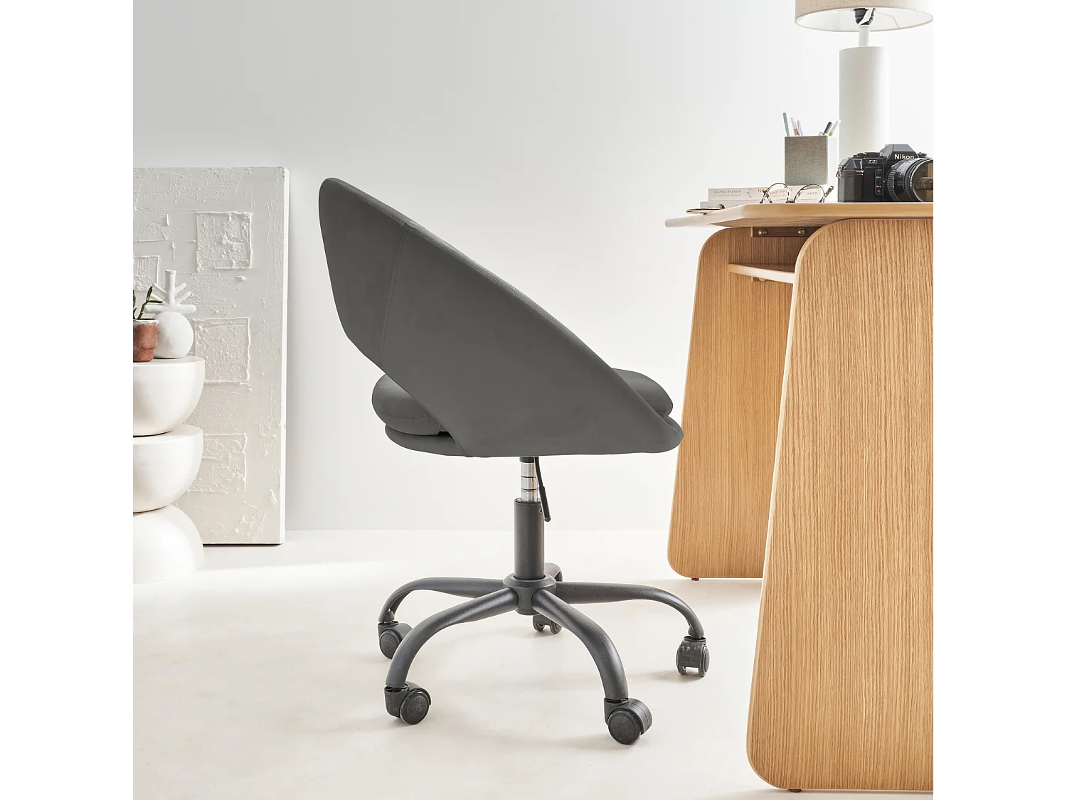 Chaise de bureau ronde à roulettes en velours gris. Pam. L 59 x P 60 x H 79 / 89cm