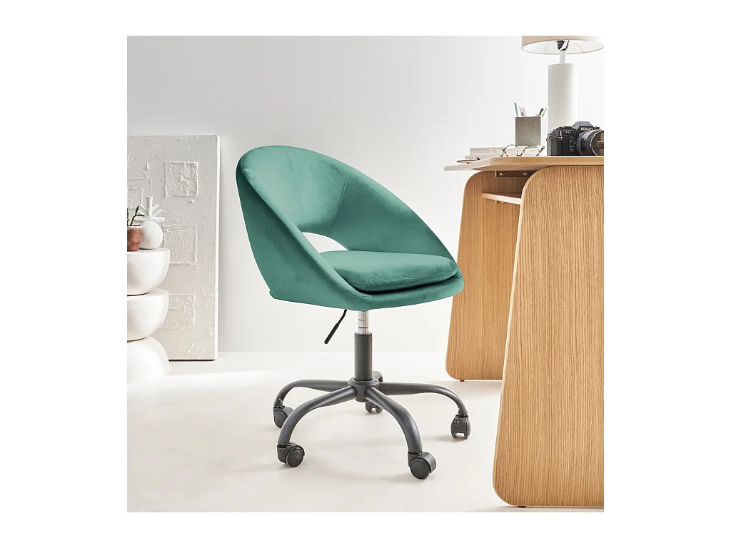 Chaise de bureau ronde à roulettes en velours cyan. Pam. L 59 x P 60 x H 79 / 89cm.