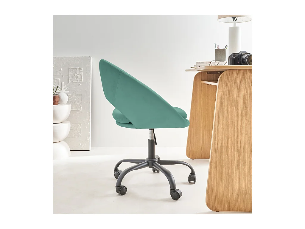 Chaise de bureau ronde à roulettes en velours cyan. Pam. L 59 x P 60 x H 79 / 89cm.