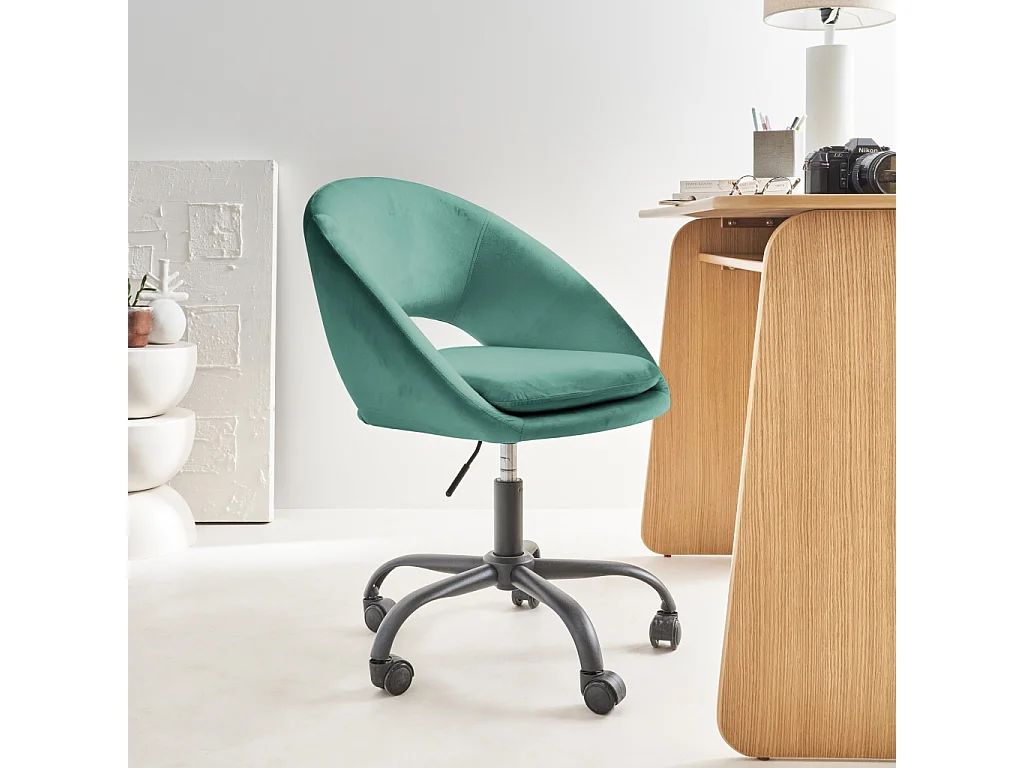 Chaise de bureau ronde à roulettes en velours cyan. Pam. L 59 x P 60 x H 79 / 89cm.