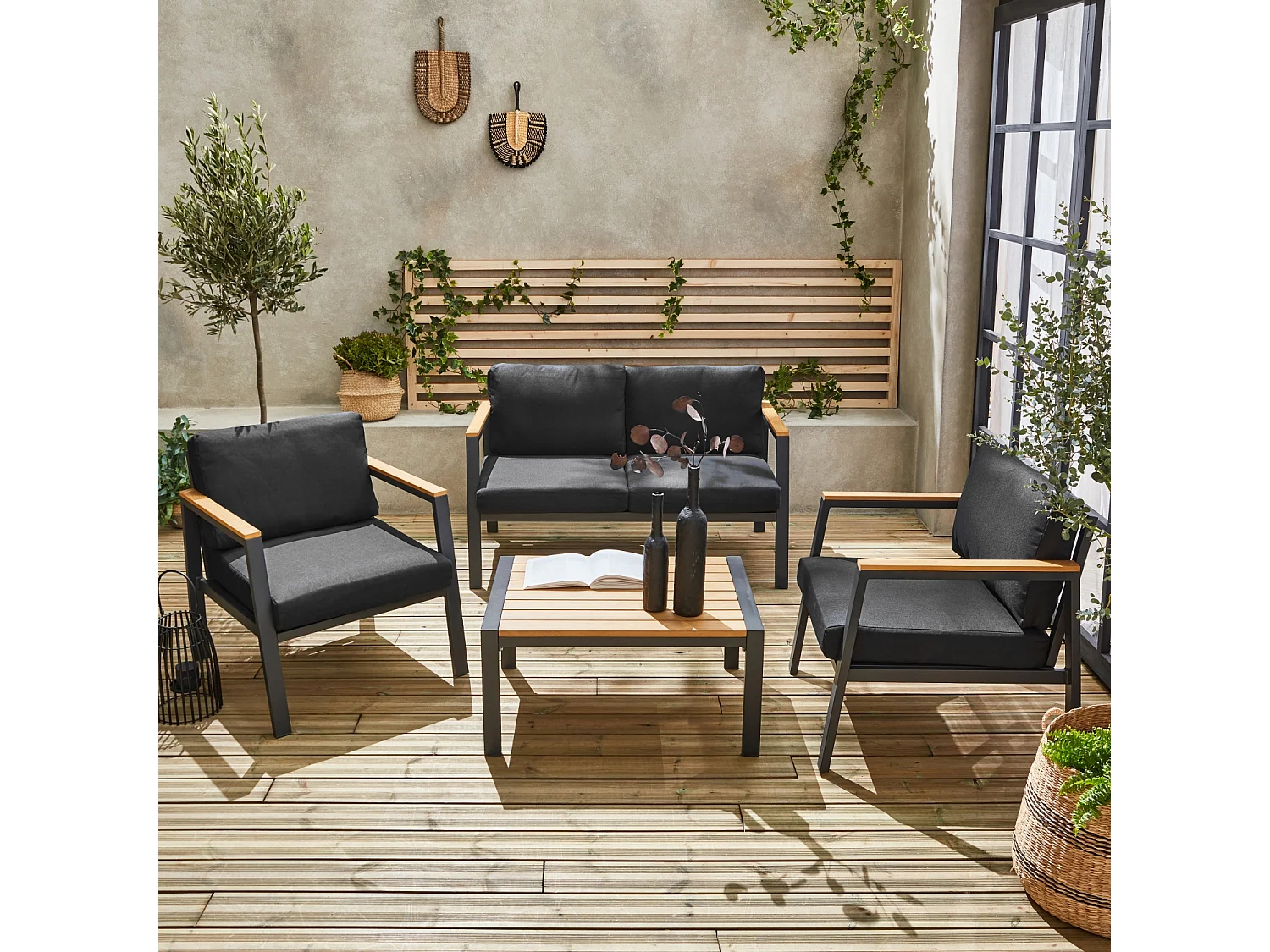 Salon de jardin Casoria. gris foncé. aluminium et polywood 4 places. 1 canapé. 2 fauteuils. 1 table basse