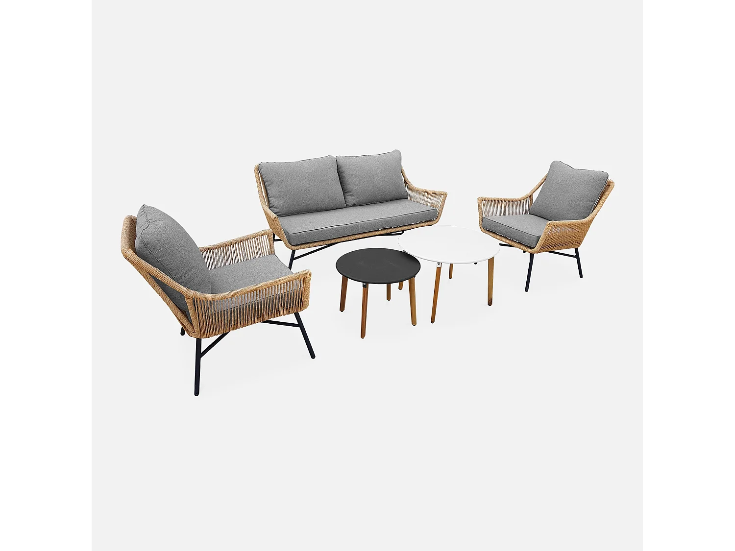 Salon de jardin bas 4 places KUTA – Ensemble canapé 2 places et 2 fauteuils avec 2 tables gigognes. résine tressée effet corde. coussins gris clair chiné