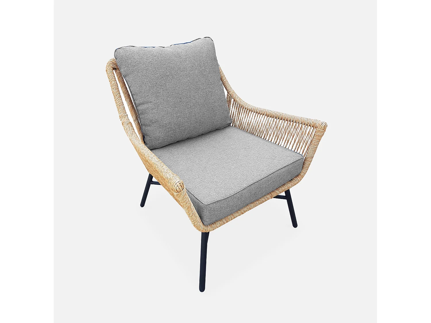 Salon de jardin bas 4 places KUTA – Ensemble canapé 2 places et 2 fauteuils avec 2 tables gigognes. résine tressée effet corde. coussins gris clair chiné