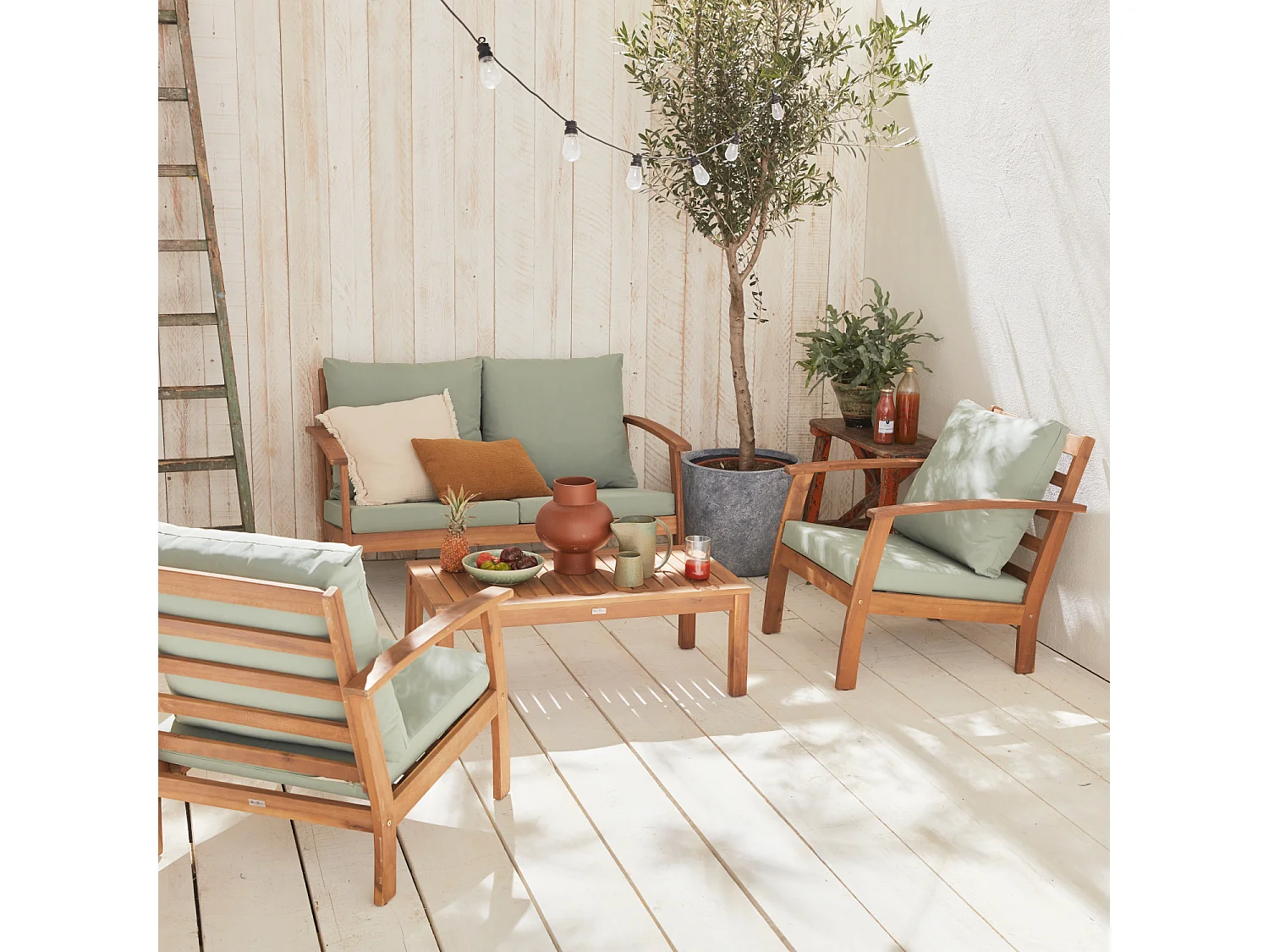 Salon de jardin en bois 4 places - Ushuaïa - Coussins vert de gris. canapé. fauteuils et table basse en acacia. design