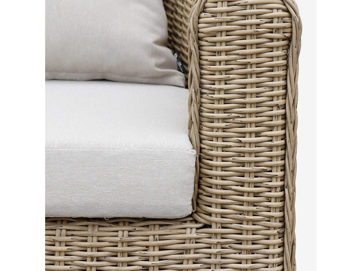 Salon de jardin en résine tressée arrondie 4 places - Valentino Naturel - Coussins beiges. canapé fauteuils table basse