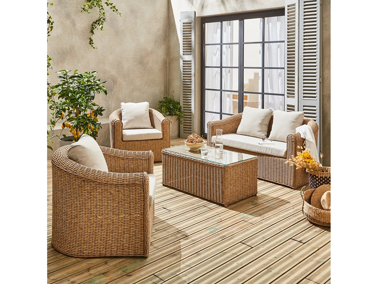 Salon de jardin en résine tressée arrondie 4 places - Valentino Naturel - Coussins beiges. canapé fauteuils table basse