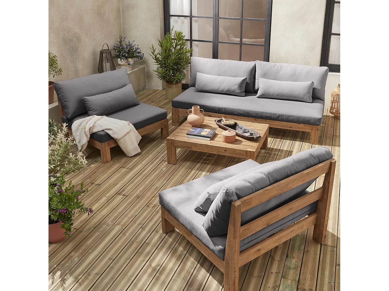 Salon de jardin XXL en bois brossé. effet blanchi – BAHIA – coussins anthracite. ultra confortable. 5 places