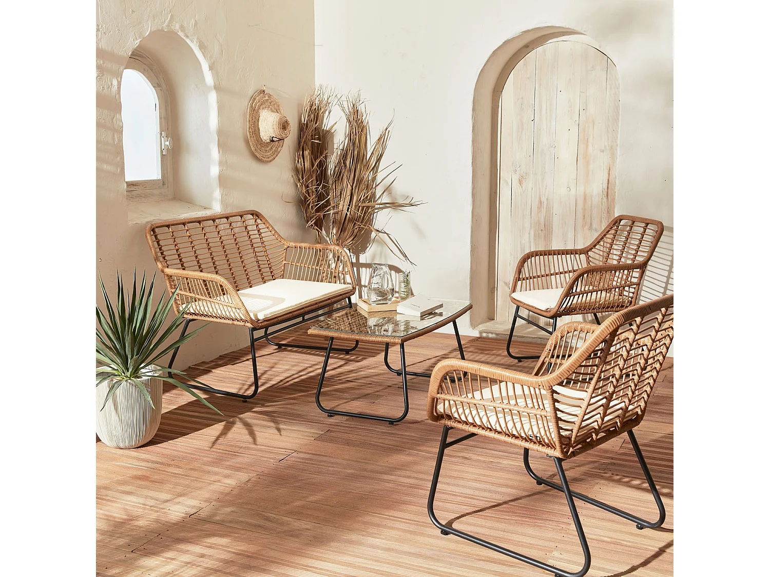 Salon de jardin 4 personnes – résine effet rotin et structure en métal noir – NATUNA - style colonial. bi-matière