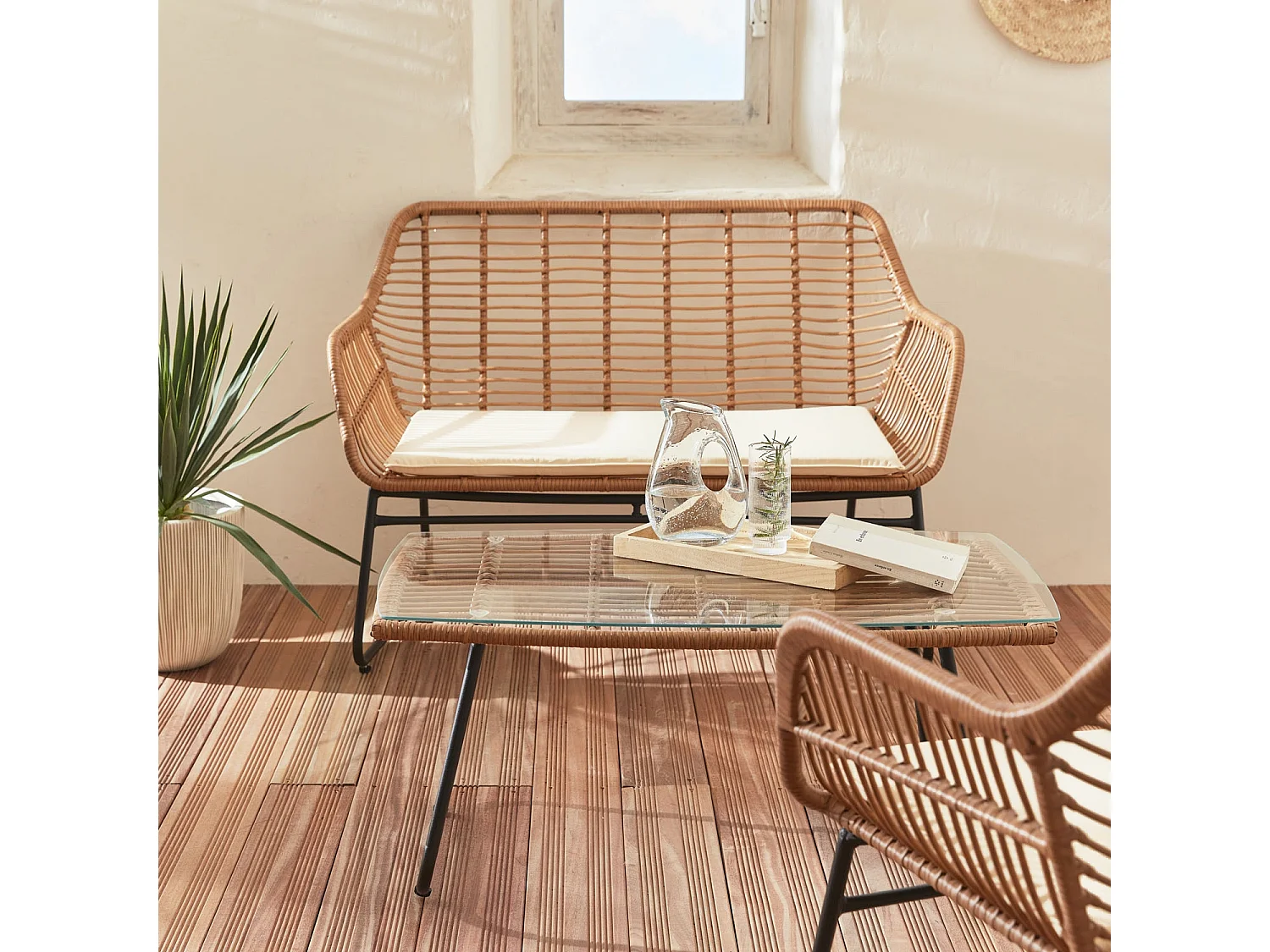 Salon de jardin 4 personnes – résine effet rotin et structure en métal noir – NATUNA - style colonial. bi-matière