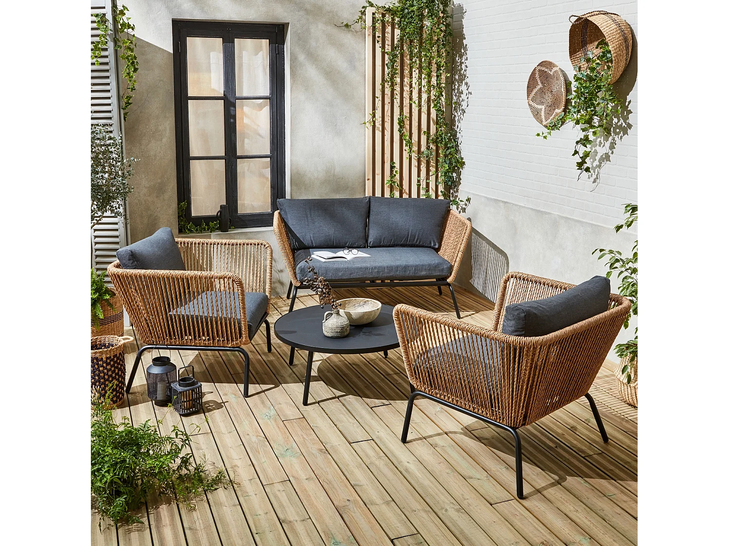 Salon de jardin bas. résine tressée effet corde. coussins anthracites 4 places