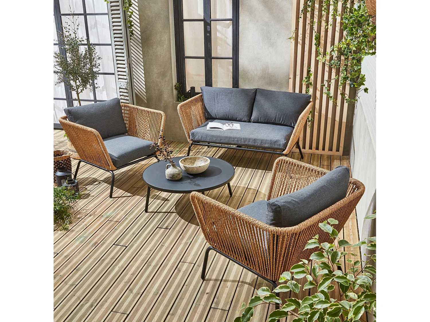 Salon de jardin bas. résine tressée effet corde. coussins anthracites 4 places