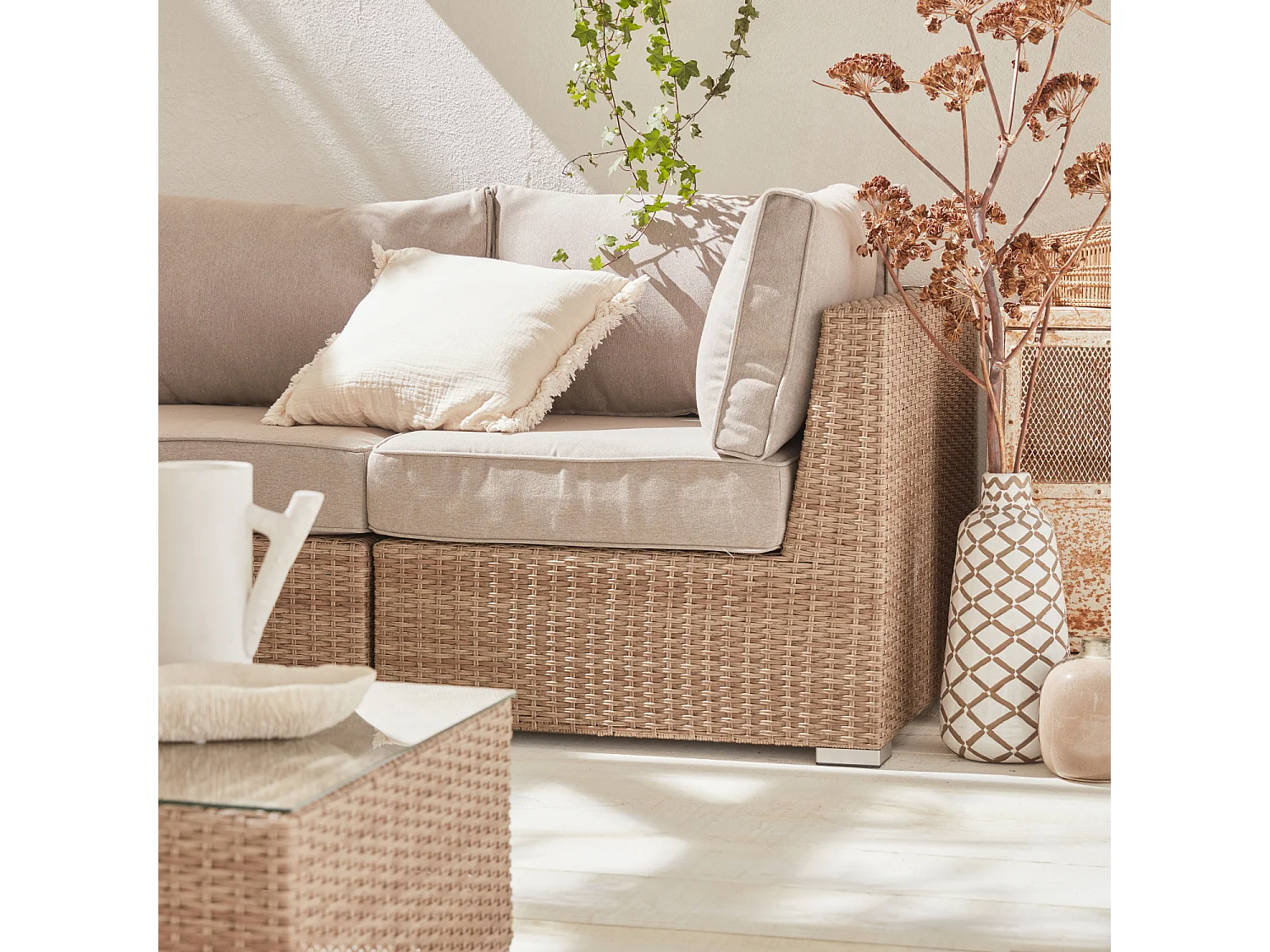 Salon de jardin Premium en résine tressée arrondie – VINCI – Résine naturelle style osier. coussins beiges – 5 places. haut de gamme