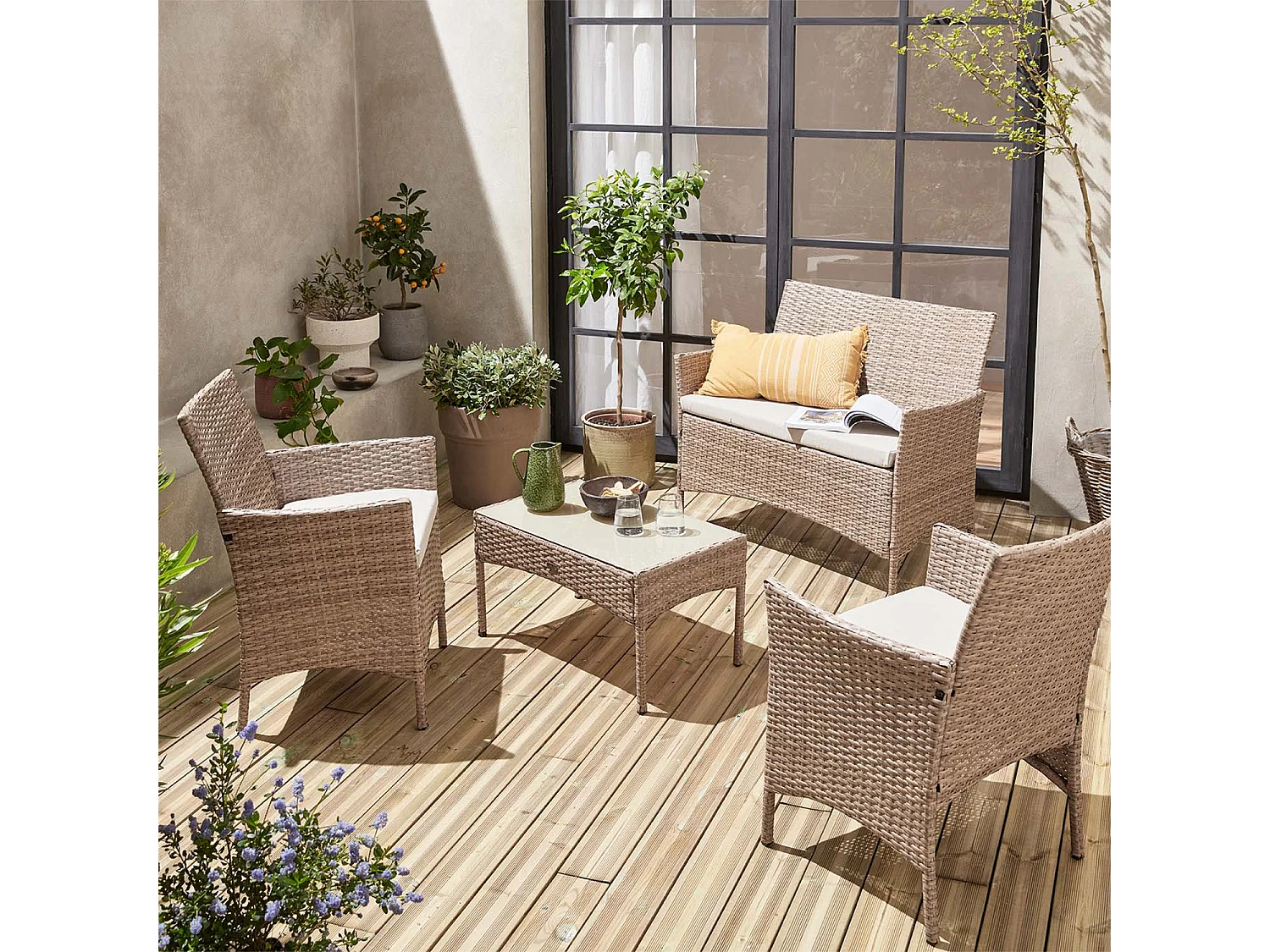 Salon de jardin en résine tressée - Moltès - Naturel. Coussins beiges - 4 places - 1 canapé. 2 fauteuils. une table basse