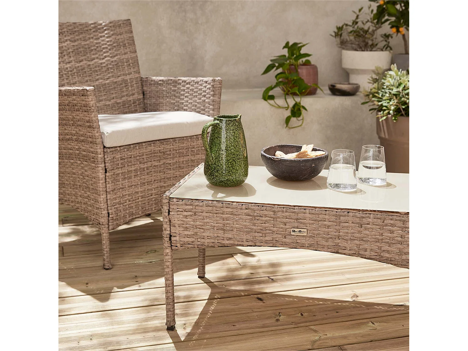 Salon de jardin en résine tressée - Moltès - Naturel. Coussins beiges - 4 places - 1 canapé. 2 fauteuils. une table basse